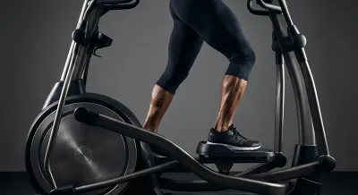 Gros plan sur les muscles des jambes pendant une séance de vélo elliptique