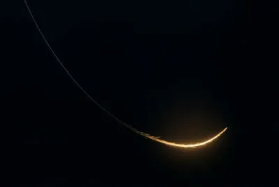 Gros plan minimaliste d'une mèche de cheveux, emblème de la transformation énergétique.