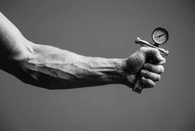 Gros plan minimaliste sur la musculature d'un avant-bras en effort