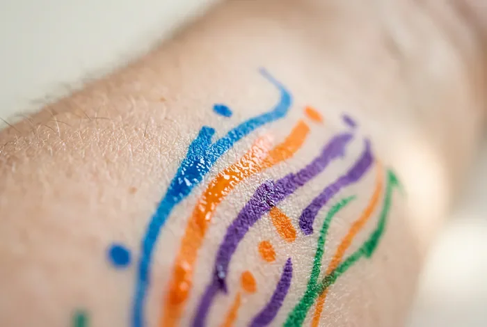 Comment enlever du feutre sur la peau facilement Gros plan minimaliste sur des traces de feutre coloré sur la peau