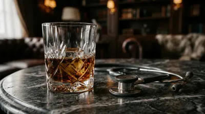Gros plan minimaliste d'un verre d'alcool anisé