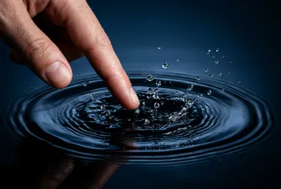 Gros plan minimaliste sur la surface de l'eau pour illustrer la température de baignade