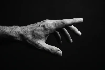 Main tendue vers le vide illustrant l'isolement émotionnel