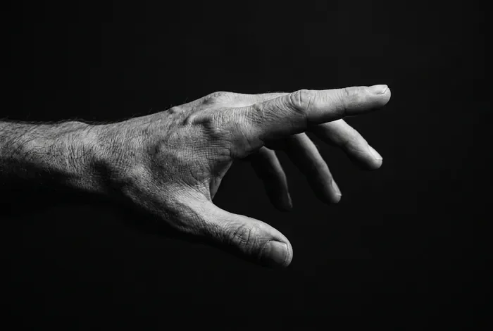 Main tendue vers le vide illustrant l'isolement émotionnel