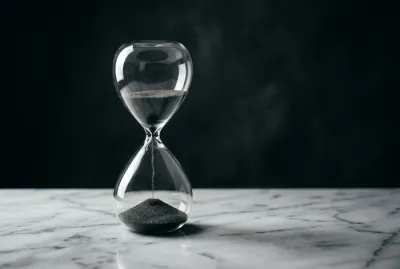 Un sablier solitaire sur fond sombre symbolisant le temps qui passe lors de la crise de la trentaine.