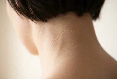 Gros plan minimaliste sur une texture de peau humaine