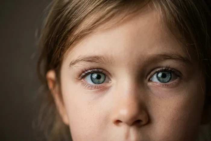 Gros plan sur le regard d'un jeune enfant