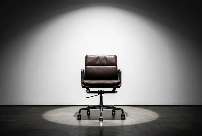 Représentation minimaliste d'une chaise de bureau vide