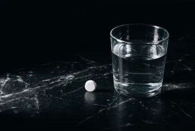 Vue minimaliste d'une pilule contraceptive pour illustrer le sujet de la santé