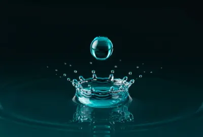 Goutte de bain de bouche tombant dans un liquide
