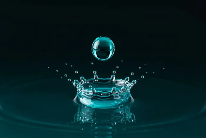 Avaler du bain de bouche : risques et conséquences réelles Goutte de bain de bouche tombant dans un liquide