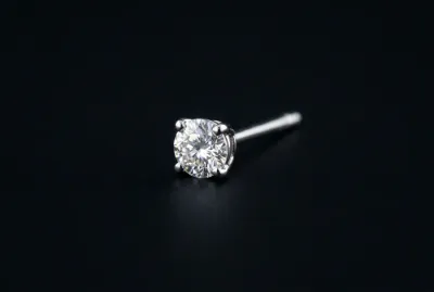 Bijou de piercing au nez minimaliste sur fond sombre