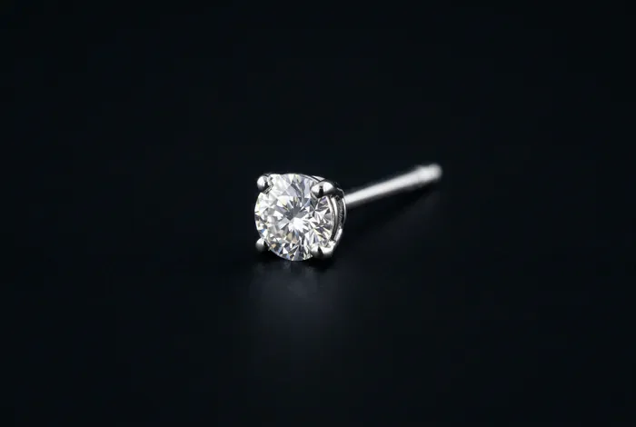 En combien de temps se rebouche un piercing au nez Bijou de piercing au nez minimaliste sur fond sombre