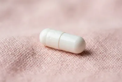 Gros plan minimaliste d'une gélule sur un fond épuré