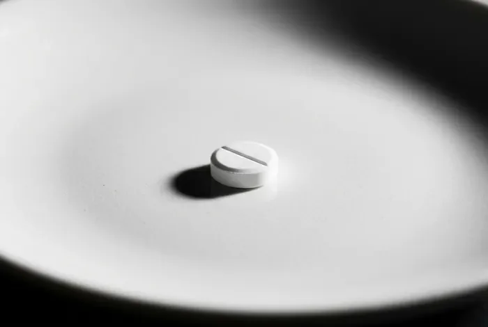 J'ai pris ma pilule le matin au lieu du soir que faire Une pilule isolée sur un fond blanc