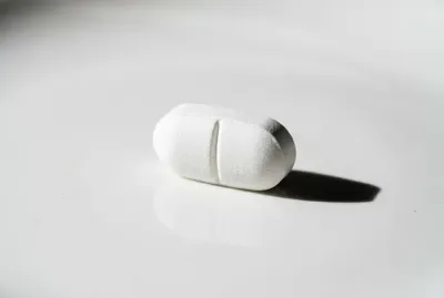Gros plan minimaliste sur une gélule médicale