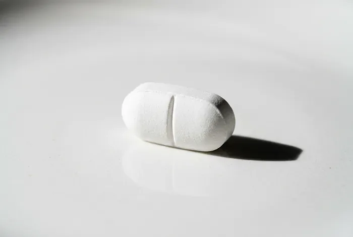 Lyrica fait il maigrir ou entraîne t-il une prise de poids Gros plan minimaliste sur une gélule médicale