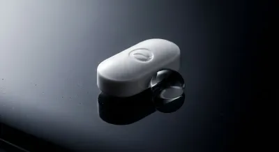 Gros plan minimaliste d'un comprimé de miansérine sur une surface sombre.