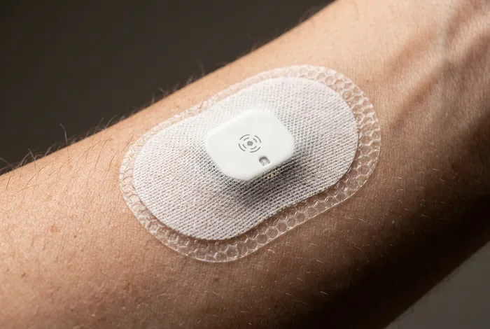 Mon capteur Freestyle Libre se décolle : solutions immédiates Gros plan minimaliste sur la texture d'un capteur de glycémie