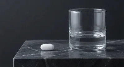 Gros plan minimaliste d'un comprimé et d'un verre d'eau