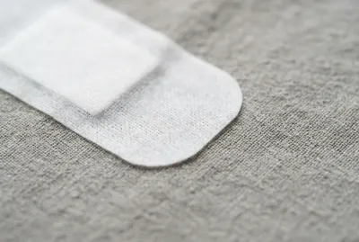Gros plan minimaliste sur un patch médical