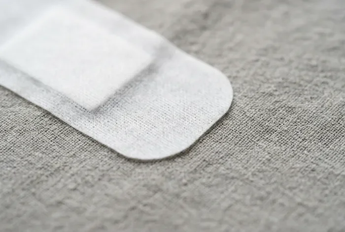 Remboursement du Versatis : conditions et prise en charge 2026 Gros plan minimaliste sur un patch médical