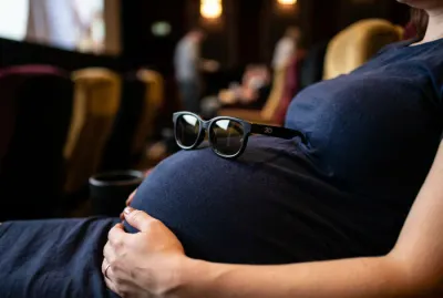 Lunettes 3D sur le ventre d'une femme enceinte