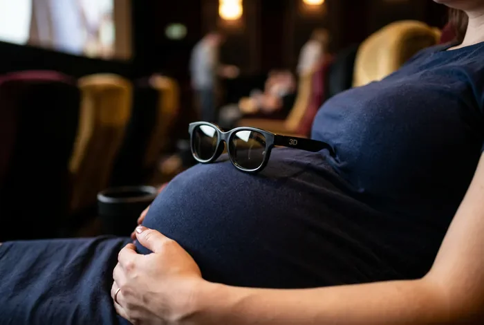 Cinema 4DX enceinte risques et contre-indications Lunettes 3D sur le ventre d'une femme enceinte