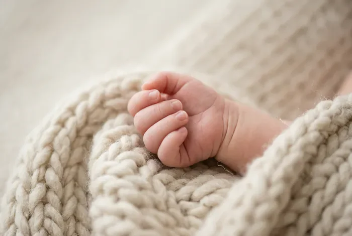 Gros plan sur la main d'un bébé dormant sereinement