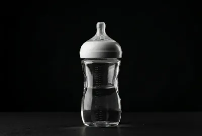 Biberon minimaliste en studio pour article santé
