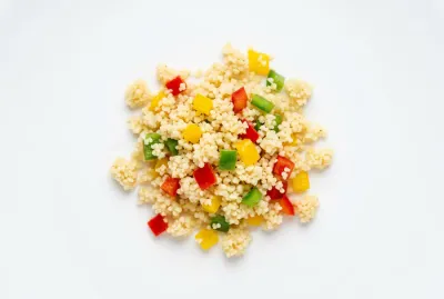 Gros plan minimaliste sur une portion de couscous sain