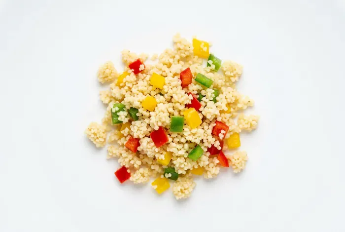 Gros plan minimaliste sur une portion de couscous sain