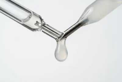 Gros plan macro d'une goutte de lait maternel translucide