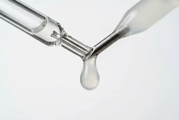 Gros plan macro d'une goutte de lait maternel translucide