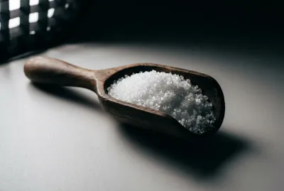 Gros plan minimaliste de cristaux de soude, une alternative saine à la lessive traditionnelle