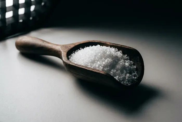 Gros plan minimaliste de cristaux de soude, une alternative saine à la lessive traditionnelle