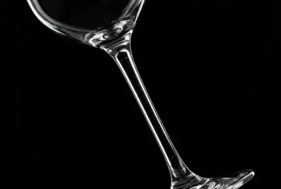 Gros plan minimaliste sur le pied d'un verre à vin.