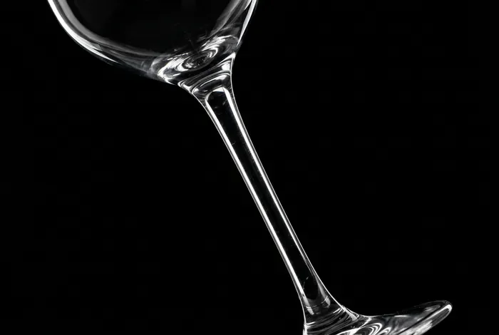 Gros plan minimaliste sur le pied d'un verre à vin.