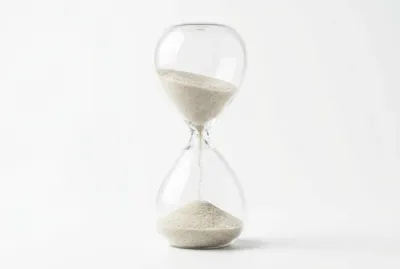 Un sablier minimaliste symbolisant le passage du temps dans un suivi médical.
