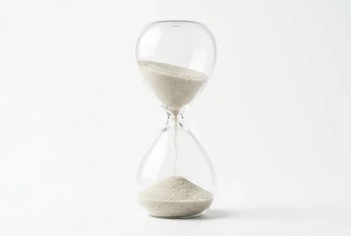 Un sablier minimaliste symbolisant le passage du temps dans un suivi médical.