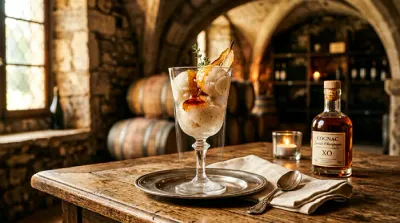 Détail minimaliste d'une cuillère sur un verre de sorbet pour le trou charentais