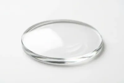 Gros plan minimaliste sur une lentille de verre de haute précision
