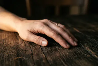 Gros plan symbolique sur une main, évoquant le courage et la force intérieure