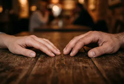 Plan rapproché symbolisant la distance et l'hésitation dans une relation belle-mère belle-fille.
