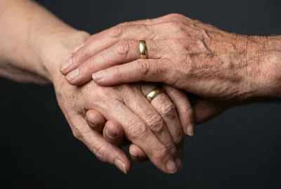 Gros plan symbolique de deux mains de personnes âgées jointes