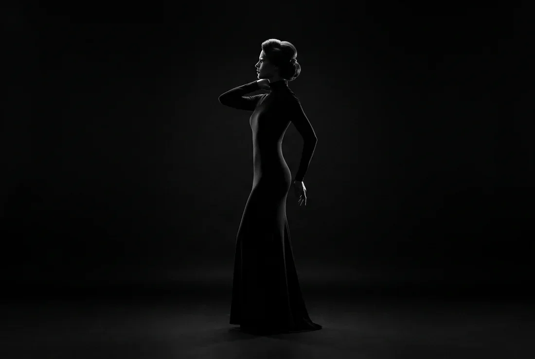 Un couple marchant sur une plage au lever du soleil pour illustrer les questions sur la contraception