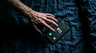 Gros plan minimaliste sur une pilule isolée, symbolisant la vigilance médicale