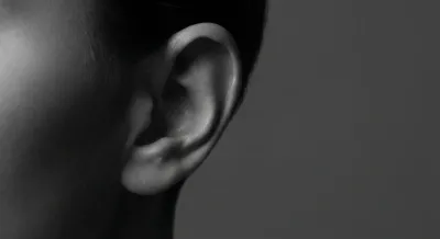 Gros plan iconique d'une oreille saine, symbole de la chirurgie du tympan